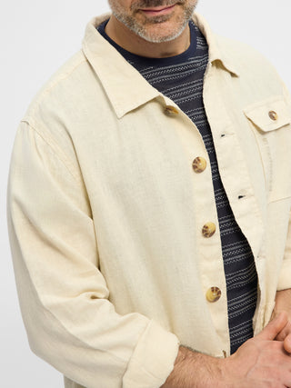 Hvid RedGreen herre-overshirt i let twill med knaplukning, brystlomme med klap og forlomme.