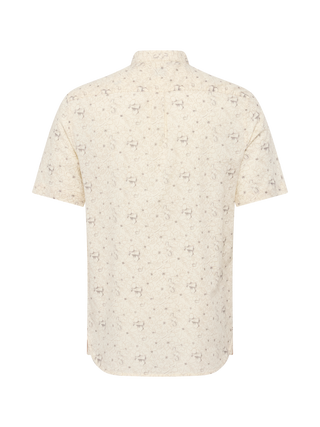 Cremefarvet RedGreen kortærmet herreskjorte med mandarin‑krave, knappestolpe, brystlomme og diskret gråt blomster‑ og insektprint