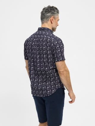 Mørkeblå kortærmet RedGreen herreskjorte med hvidt bladprint, knappestolpe og brystlomme