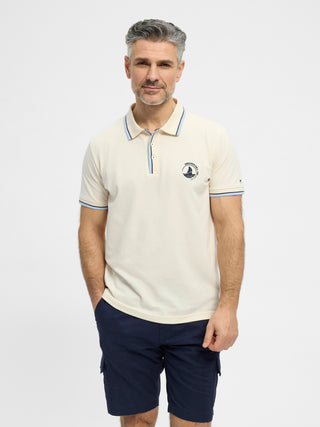 Cremefarvet RedGreen herrepolo med marine- og lyseblå kontraststriber ved krave og ærmer og diskret sejlsportslogo på brystet