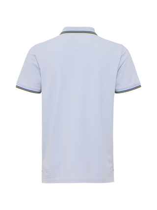 Lyseblå kortærmet polo fra Redgreen i 100 % bomuld med kontraststribet krave og ærmekant samt lille sejlskibslogo.