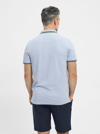 Lyseblå kortærmet polo fra Redgreen i 100 % bomuld med kontraststribet krave og ærmekant samt lille sejlskibslogo.