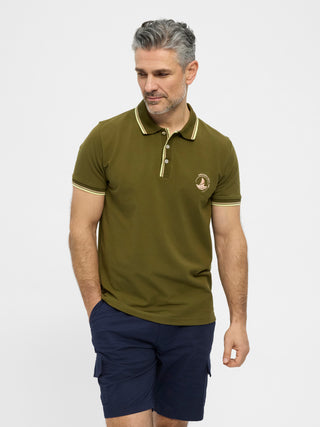 Olivengrøn kortærmet polo fra Redgreen i 100 % bomuld med kontraststribet krave og ærmekant samt lille sejlskibslogo.