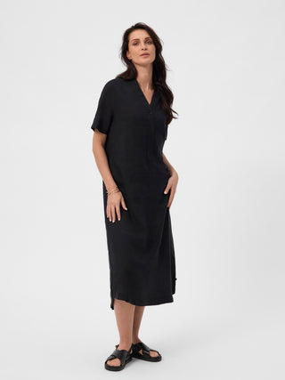Dame kjole i sort fra Redgreen – hør / afslappet pasform / midi-længde