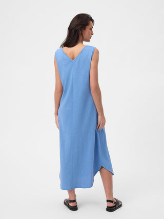 Sommerkjole til kvinder i blå med V-udskæring og ærmeløst design – afslappet pasform i midi-længde.